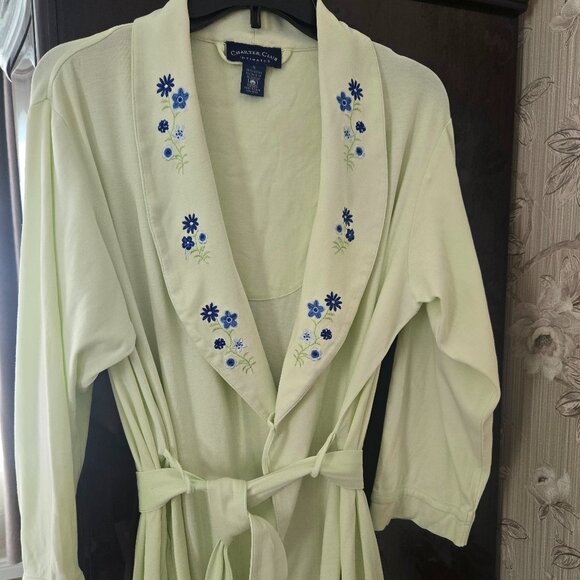 Robe - Picture 1 of 2